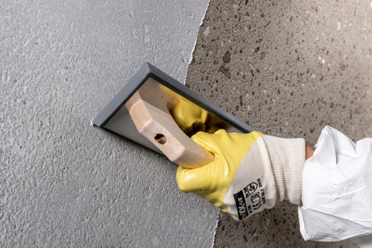 The fine filler Nafufill EF is applied as pore and cavity levelling mortar using a hard rubber grating board.